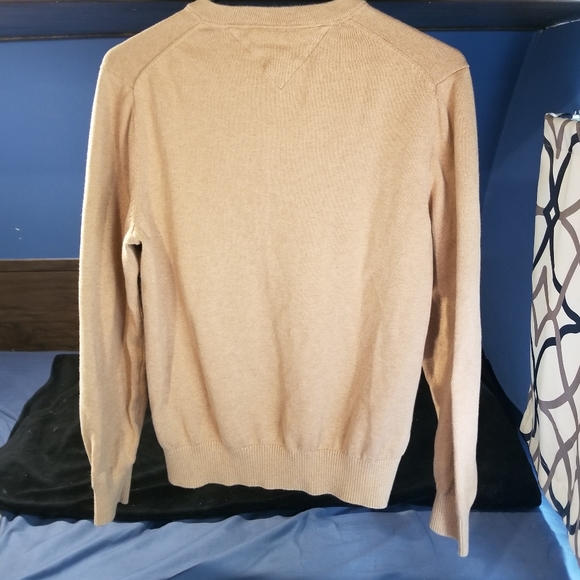*SOLD* Tommy Hilfiger men's small v neck sweater - Picture 2 of 6